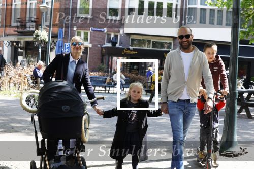 Amsterdam 16 april 2022
Kimberley Klaver en haar partner Michel v d Bergh met kinderen op de cornelis schuytstraat