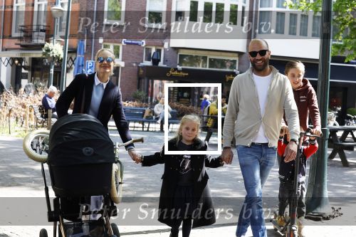 Amsterdam 16 april 2022
Kimberley Klaver en haar partner Michel v d Bergh met kinderen op de cornelis schuytstraat