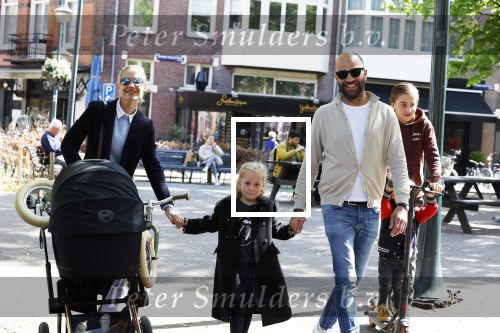 Amsterdam 16 april 2022
Kimberley Klaver en haar partner Michel v d Bergh met kinderen op de cornelis schuytstraat