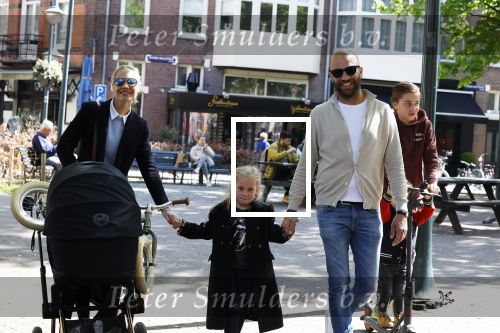 Amsterdam 16 april 2022
Kimberley Klaver en haar partner Michel v d Bergh met kinderen op de cornelis schuytstraat