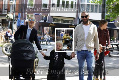 Amsterdam 16 april 2022
Kimberley Klaver en haar partner Michel v d Bergh met kinderen op de cornelis schuytstraat