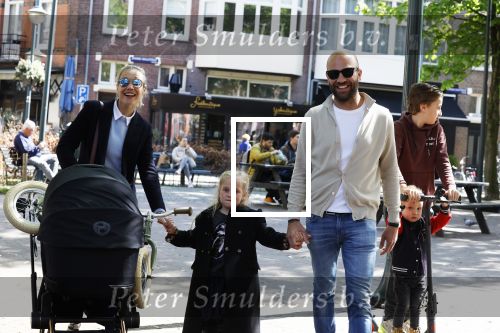 Amsterdam 16 april 2022
Kimberley Klaver en haar partner Michel v d Bergh met kinderen op de cornelis schuytstraat