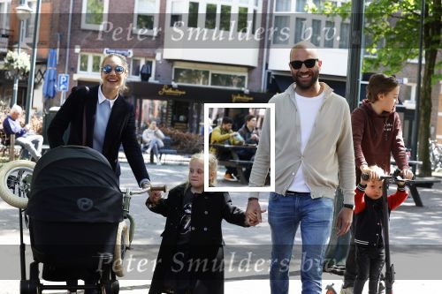 Amsterdam 16 april 2022
Kimberley Klaver en haar partner Michel v d Bergh met kinderen op de cornelis schuytstraat