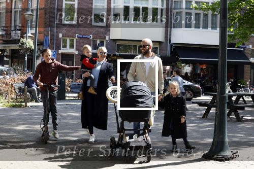 Amsterdam 16 april 2022
Kimberley Klaver en haar partner Michel v d Bergh met kinderen op de cornelis schuytstraat