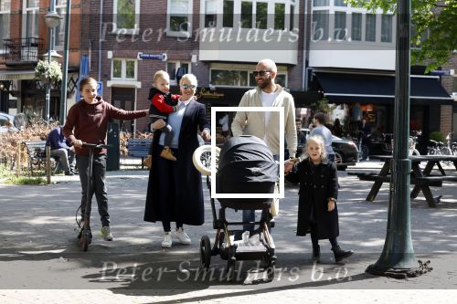 Amsterdam 16 april 2022
Kimberley Klaver en haar partner Michel v d Bergh met kinderen op de cornelis schuytstraat