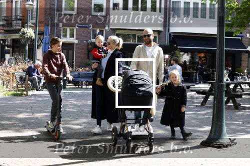 Amsterdam 16 april 2022
Kimberley Klaver en haar partner Michel v d Bergh met kinderen op de cornelis schuytstraat