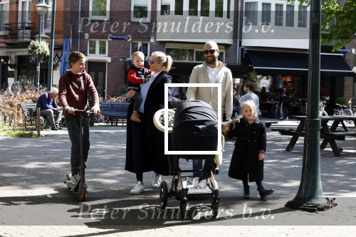 Amsterdam 16 april 2022
Kimberley Klaver en haar partner Michel v d Bergh met kinderen op de cornelis schuytstraat