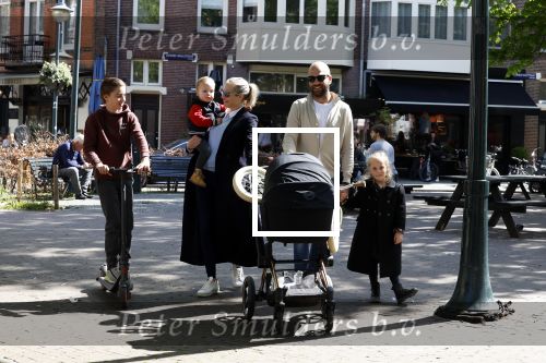 Amsterdam 16 april 2022
Kimberley Klaver en haar partner Michel v d Bergh met kinderen op de cornelis schuytstraat