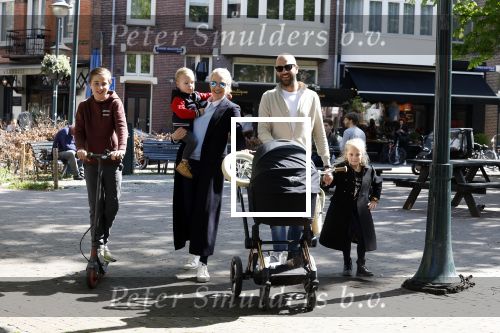 Amsterdam 16 april 2022
Kimberley Klaver en haar partner Michel v d Bergh met kinderen op de cornelis schuytstraat