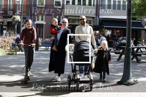 Amsterdam 16 april 2022
Kimberley Klaver en haar partner Michel v d Bergh met kinderen op de cornelis schuytstraat