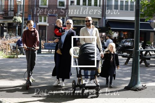 Amsterdam 16 april 2022
Kimberley Klaver en haar partner Michel v d Bergh met kinderen op de cornelis schuytstraat