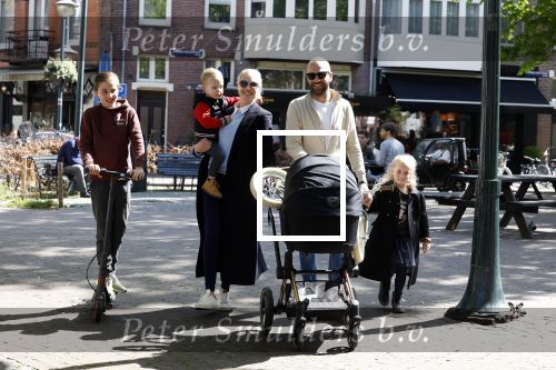 Amsterdam 16 april 2022
Kimberley Klaver en haar partner Michel v d Bergh met kinderen op de cornelis schuytstraat
