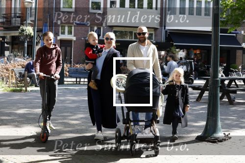 Amsterdam 16 april 2022
Kimberley Klaver en haar partner Michel v d Bergh met kinderen op de cornelis schuytstraat