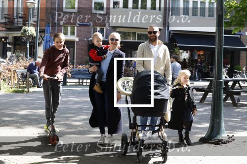 Amsterdam 16 april 2022
Kimberley Klaver en haar partner Michel v d Bergh met kinderen op de cornelis schuytstraat