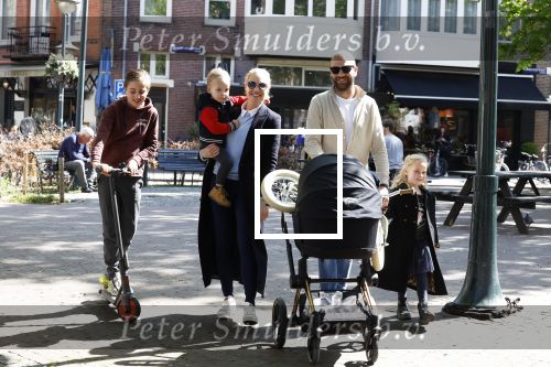 Amsterdam 16 april 2022
Kimberley Klaver en haar partner Michel v d Bergh met kinderen op de cornelis schuytstraat