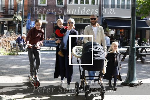 Amsterdam 16 april 2022
Kimberley Klaver en haar partner Michel v d Bergh met kinderen op de cornelis schuytstraat