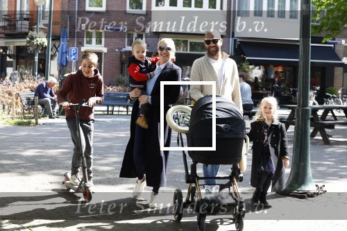 Amsterdam 16 april 2022
Kimberley Klaver en haar partner Michel v d Bergh met kinderen op de cornelis schuytstraat