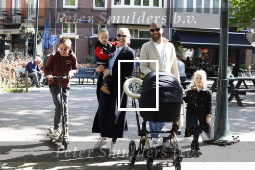Amsterdam 16 april 2022
Kimberley Klaver en haar partner Michel v d Bergh met kinderen op de cornelis schuytstraat