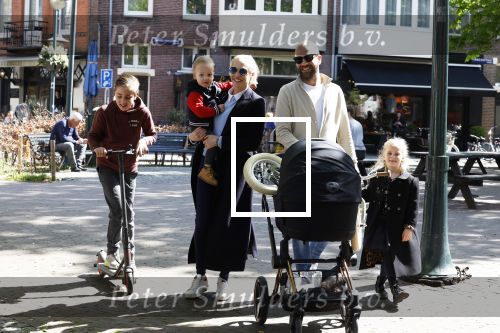 Amsterdam 16 april 2022
Kimberley Klaver en haar partner Michel v d Bergh met kinderen op de cornelis schuytstraat