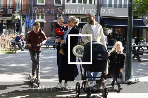 Amsterdam 16 april 2022
Kimberley Klaver en haar partner Michel v d Bergh met kinderen op de cornelis schuytstraat