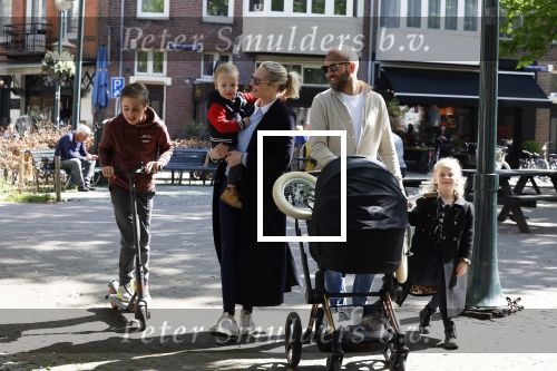 Amsterdam 16 april 2022
Kimberley Klaver en haar partner Michel v d Bergh met kinderen op de cornelis schuytstraat