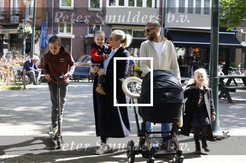 Amsterdam 16 april 2022
Kimberley Klaver en haar partner Michel v d Bergh met kinderen op de cornelis schuytstraat