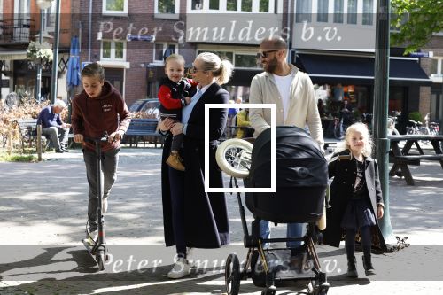 Amsterdam 16 april 2022
Kimberley Klaver en haar partner Michel v d Bergh met kinderen op de cornelis schuytstraat