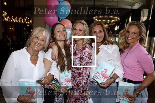Amsterdam 20 april 2022
Boekpresentatie van Kimberley Klaver bij Dutchess.
Kimberley met haar zussen Melody en Stephanie en haar moeder Patricia Klaver