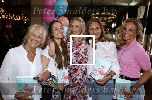 Amsterdam 20 april 2022
Boekpresentatie van Kimberley Klaver bij Dutchess.
Kimberley met haar zussen Melody en Stephanie en haar moeder Patricia Klaver