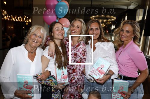 Amsterdam 20 april 2022
Boekpresentatie van Kimberley Klaver bij Dutchess.
Kimberley met haar zussen Melody en Stephanie en haar moeder Patricia Klaver