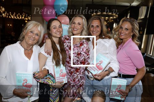 Amsterdam 20 april 2022
Boekpresentatie van Kimberley Klaver bij Dutchess.
Kimberley met haar zussen Melody en Stephanie en haar moeder Patricia Klaver