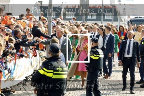 Maastricht 27 april 2022
Koningsdag wordt dit jaar in Maastricht gevierd . Aanwezig Koning Willem Alexander Koningin Maxima Prinses Amalia Prinses Alexia Prinses Ariane Prins Constantijn Prinses Laurentien Prins Maurits Prinses Marilene Prins Bernhard Prinses Annette Prins Floris Prinses Aimee Prins Pieter Christiaan en Prinses Annette.