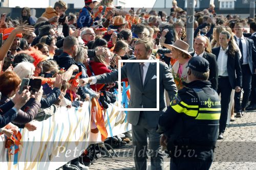 Maastricht 27 april 2022
Koningsdag wordt dit jaar in Maastricht gevierd . Aanwezig Koning Willem Alexander Koningin Maxima Prinses Amalia Prinses Alexia Prinses Ariane Prins Constantijn Prinses Laurentien Prins Maurits Prinses Marilene Prins Bernhard Prinses Annette Prins Floris Prinses Aimee Prins Pieter Christiaan en Prinses Annette.