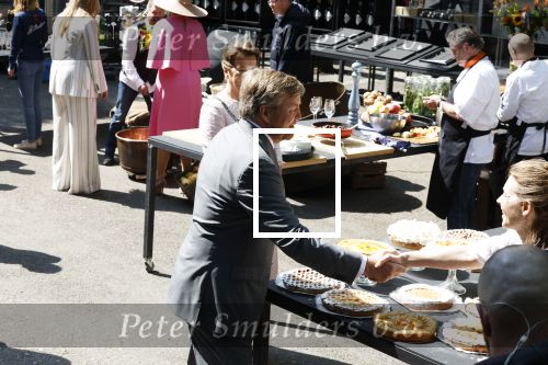 Maastricht 27 april 2022
Koningsdag wordt dit jaar in Maastricht gevierd . Aanwezig Koning Willem Alexander Koningin Maxima Prinses Amalia Prinses Alexia Prinses Ariane Prins Constantijn Prinses Laurentien Prins Maurits Prinses Marilene Prins Bernhard Prinses Annette Prins Floris Prinses Aimee Prins Pieter Christiaan en Prinses Annette.