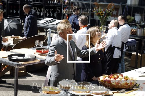 Maastricht 27 april 2022
Koningsdag wordt dit jaar in Maastricht gevierd . Aanwezig Koning Willem Alexander Koningin Maxima Prinses Amalia Prinses Alexia Prinses Ariane Prins Constantijn Prinses Laurentien Prins Maurits Prinses Marilene Prins Bernhard Prinses Annette Prins Floris Prinses Aimee Prins Pieter Christiaan en Prinses Annette.