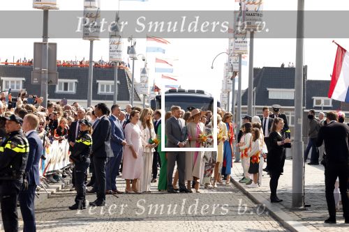 Maastricht 27 april 2022
Koningsdag wordt dit jaar in Maastricht gevierd . Aanwezig Koning Willem Alexander Koningin Maxima Prinses Amalia Prinses Alexia Prinses Ariane Prins Constantijn Prinses Laurentien Prins Maurits Prinses Marilene Prins Bernhard Prinses Annette Prins Floris Prinses Aimee Prins Pieter Christiaan en Prinses Annette.