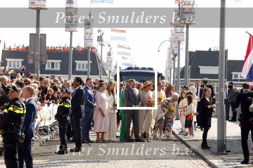 Maastricht 27 april 2022
Koningsdag wordt dit jaar in Maastricht gevierd . Aanwezig Koning Willem Alexander Koningin Maxima Prinses Amalia Prinses Alexia Prinses Ariane Prins Constantijn Prinses Laurentien Prins Maurits Prinses Marilene Prins Bernhard Prinses Annette Prins Floris Prinses Aimee Prins Pieter Christiaan en Prinses Annette.
