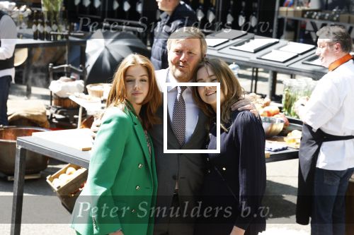 Maastricht 27 april 2022
Koningsdag wordt dit jaar in Maastricht gevierd . Aanwezig Koning Willem Alexander Koningin Maxima Prinses Amalia Prinses Alexia Prinses Ariane Prins Constantijn Prinses Laurentien Prins Maurits Prinses Marilene Prins Bernhard Prinses Annette Prins Floris Prinses Aimee Prins Pieter Christiaan en Prinses Annette.