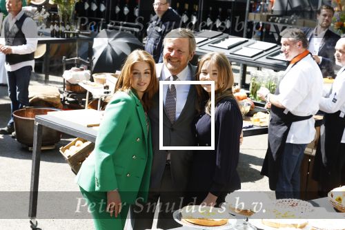 Maastricht 27 april 2022
Koningsdag wordt dit jaar in Maastricht gevierd . Aanwezig Koning Willem Alexander Koningin Maxima Prinses Amalia Prinses Alexia Prinses Ariane Prins Constantijn Prinses Laurentien Prins Maurits Prinses Marilene Prins Bernhard Prinses Annette Prins Floris Prinses Aimee Prins Pieter Christiaan en Prinses Annette.