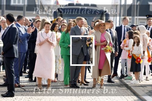 Maastricht 27 april 2022
Koningsdag wordt dit jaar in Maastricht gevierd . Aanwezig Koning Willem Alexander Koningin Maxima Prinses Amalia Prinses Alexia Prinses Ariane Prins Constantijn Prinses Laurentien Prins Maurits Prinses Marilene Prins Bernhard Prinses Annette Prins Floris Prinses Aimee Prins Pieter Christiaan en Prinses Annette.