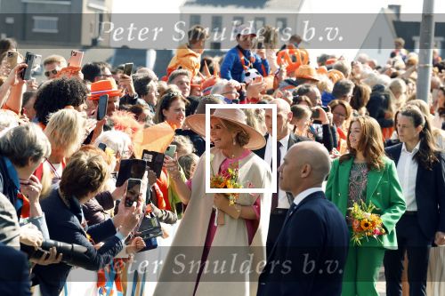 Maastricht 27 april 2022
Koningsdag wordt dit jaar in Maastricht gevierd . Aanwezig Koning Willem Alexander Koningin Maxima Prinses Amalia Prinses Alexia Prinses Ariane Prins Constantijn Prinses Laurentien Prins Maurits Prinses Marilene Prins Bernhard Prinses Annette Prins Floris Prinses Aimee Prins Pieter Christiaan en Prinses Annette.