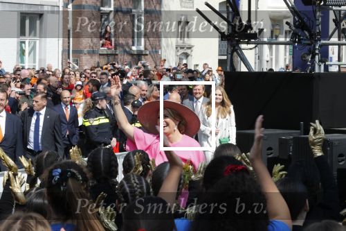 Maastricht 27 april 2022
Koningsdag wordt dit jaar in Maastricht gevierd . Aanwezig Koning Willem Alexander Koningin Maxima Prinses Amalia Prinses Alexia Prinses Ariane Prins Constantijn Prinses Laurentien Prins Maurits Prinses Marilene Prins Bernhard Prinses Annette Prins Floris Prinses Aimee Prins Pieter Christiaan en Prinses Annette.