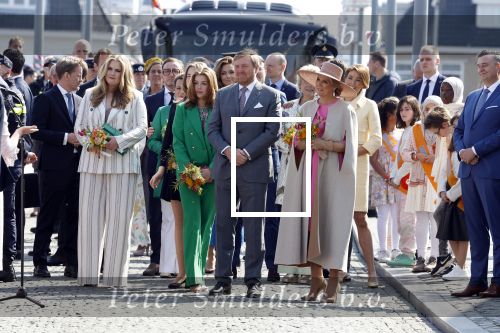Maastricht 27 april 2022
Koningsdag wordt dit jaar in Maastricht gevierd . Aanwezig Koning Willem Alexander Koningin Maxima Prinses Amalia Prinses Alexia Prinses Ariane Prins Constantijn Prinses Laurentien Prins Maurits Prinses Marilene Prins Bernhard Prinses Annette Prins Floris Prinses Aimee Prins Pieter Christiaan en Prinses Annette.