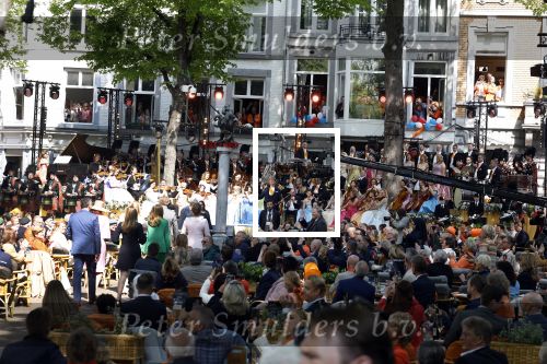 Maastricht 27 april 2022
Koningsdag wordt dit jaar in Maastricht gevierd . Aanwezig Koning Willem Alexander Koningin Maxima Prinses Amalia Prinses Alexia Prinses Ariane Prins Constantijn Prinses Laurentien Prins Maurits Prinses Marilene Prins Bernhard Prinses Annette Prins Floris Prinses Aimee Prins Pieter Christiaan en Prinses Annette.