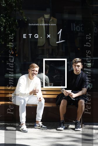 Amsterdam 9 mei 2022
Lil Kleine en Lisandro Martinez op het bankje voor 1 Amsterdam in Amsterdam zuid