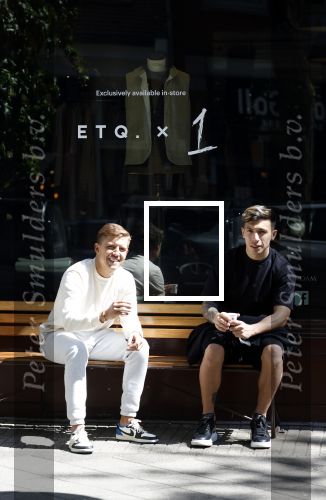 Amsterdam 9 mei 2022
Lil Kleine en Lisandro Martinez op het bankje voor 1 Amsterdam in Amsterdam zuid