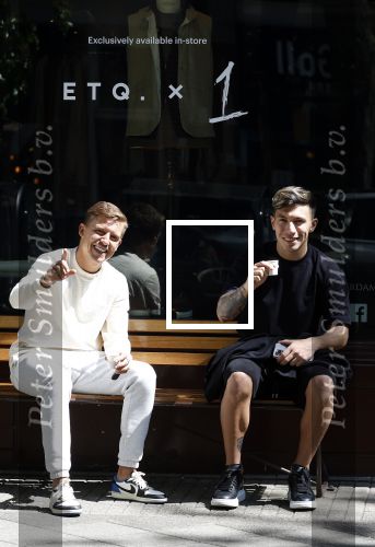 Amsterdam 9 mei 2022
Lil Kleine en Lisandro Martinez op het bankje voor 1 Amsterdam in Amsterdam zuid