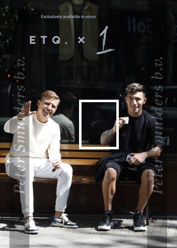 Amsterdam 9 mei 2022
Lil Kleine en Lisandro Martinez op het bankje voor 1 Amsterdam in Amsterdam zuid