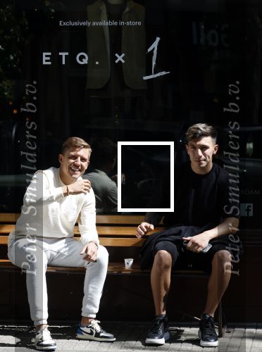Amsterdam 9 mei 2022
Lil Kleine en Lisandro Martinez op het bankje voor 1 Amsterdam in Amsterdam zuid