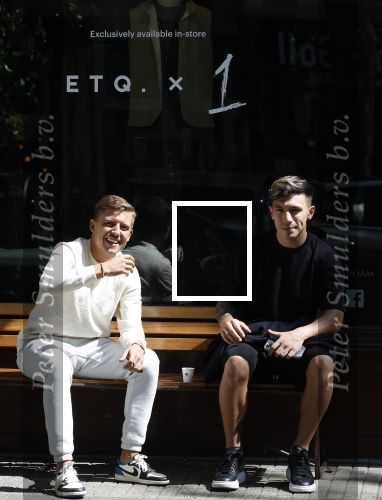 Amsterdam 9 mei 2022
Lil Kleine en Lisandro Martinez op het bankje voor 1 Amsterdam in Amsterdam zuid